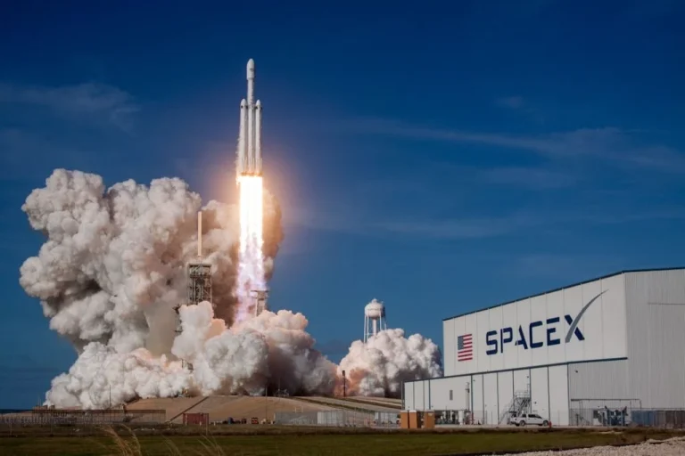 Ракета SpaceX врізалася в Місяць: вибух залишив гігантський кратер